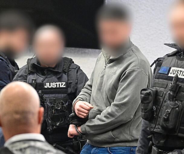 Der Hauptangeklagte im Prozess um das tödliche Autorennen von Ludwigsburg im Gerichtssaal.