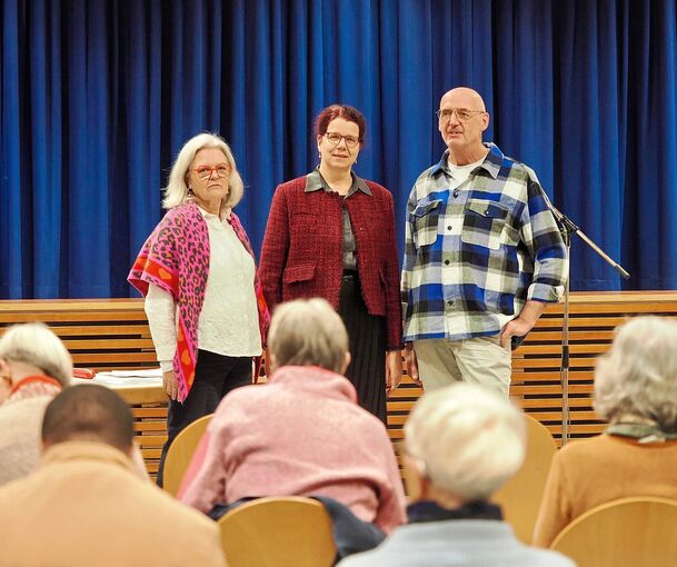Informationsabend zu früheren Missbrauchsfällen mit (von links): Moderatorin Gabi Maier-Güttler, Regina Seneca (Diözese Rottenburg-Stuttgart) und Marbachs katholischer Pfarrer Stefan Spitznagel.