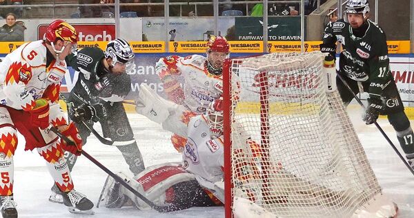 Hochbetrieb vor dem Kaufbeurer Kasten: Bietigheims 1:0-Torschütze Cole Fonstad attackiert den ESVK-Goalie Cody Porter.