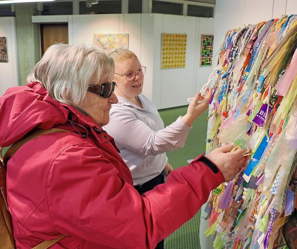 Karin Lämmles „Ausgefranst“ darf sogar berührt werden: Susanne Kroll (hinten) erklärt, Brigitte Wierzbicki lauscht und fühlt.