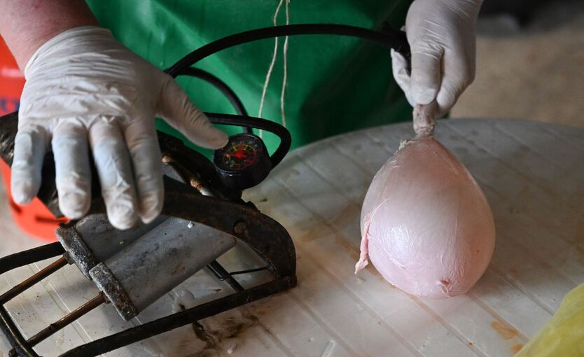 Produktion von traditionellen Fastnachts "Saublodere"