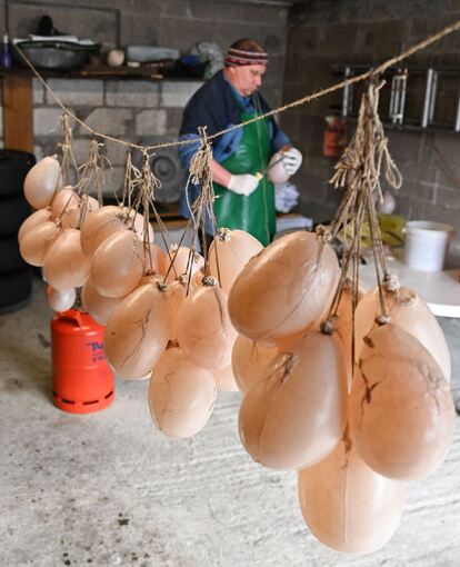 Produktion von traditionellen Fastnachts "Saublodere"