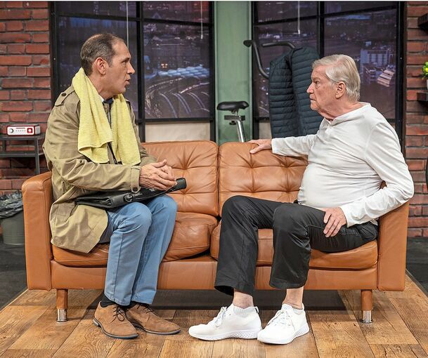 Gewohnt dichte Pointen-Parade, vielfältige Verstrickungen: Jochen Busse (rechts) als sportiver Günter und Claus Thull-Emden als lebensschusseliger Sohn Kai.