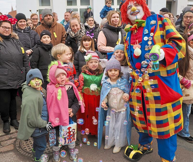 Großer Clown und kleine Narren. Großer Clown und kleine Narren.