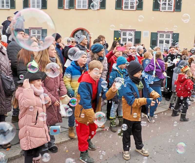 Mit Seifenblasen ist die Narretei noch mal so schön. Mit Seifenblasen ist die Narretei noch mal so schön.