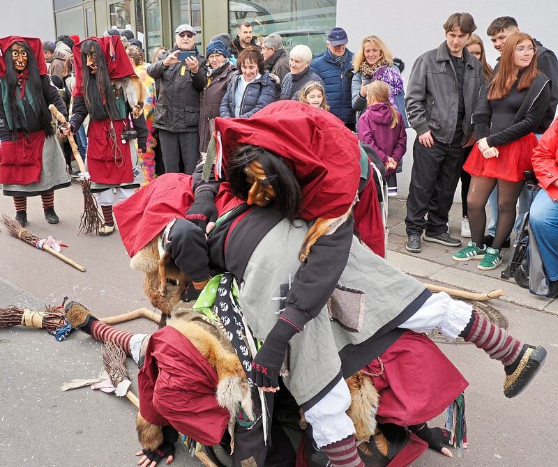 Hexen treiben Schabernack. Hexen treiben Schabernack.