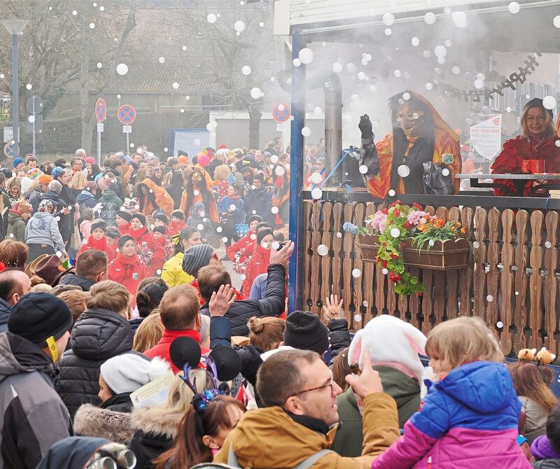 Die Zuschauer drängen sich in den Straßen. Die Zuschauer drängen sich in den Straßen.