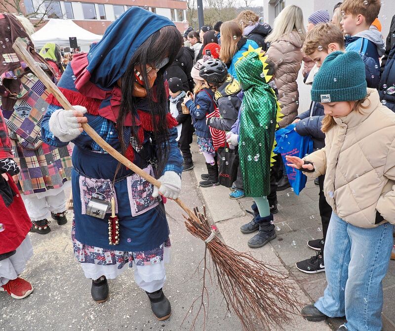 Eine Hexe sorgt für saubere Schuhe. Eine Hexe sorgt für saubere Schuhe.