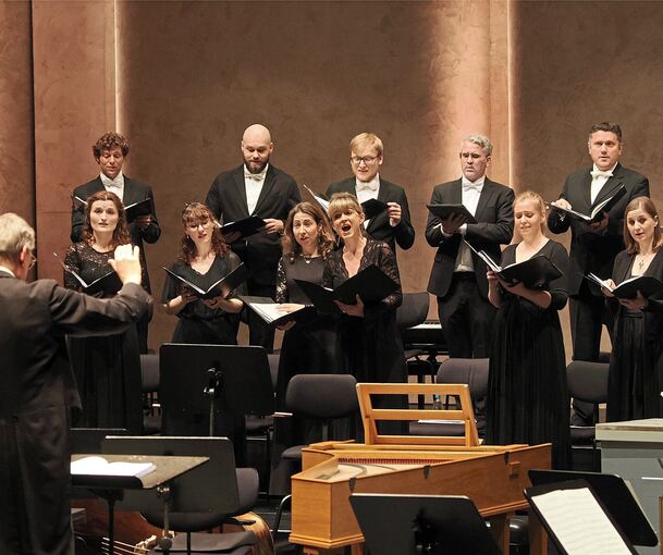 Ernten jubelnden Beifall und Bravorufe: die Sängerinnen und Sänger der Gaechinger Cantorey unter der Leitung von Hans-Christoph Rademann.