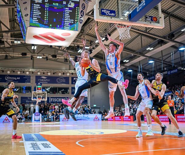 Ludwigsburgs Toms Skuja (vorne) zieht gegen Jenas Verteidiger Keith Braxton (links) und Joe Wieskamp (rechts) zum Korb.
