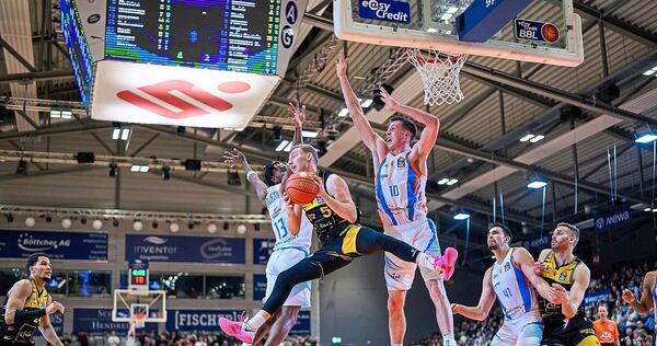 Ludwigsburgs Toms Skuja (vorne) zieht gegen Jenas Verteidiger Keith Braxton (links) und Joe Wieskamp (rechts) zum Korb.