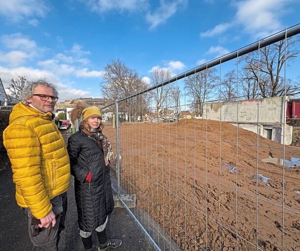 Peter Klumpp und Veronika Kergaßner von „Artenschutz für bedrohte Architekturen“ sorgen sich um das Kunstwerk an der Wand hinter dem Bauzaun.
