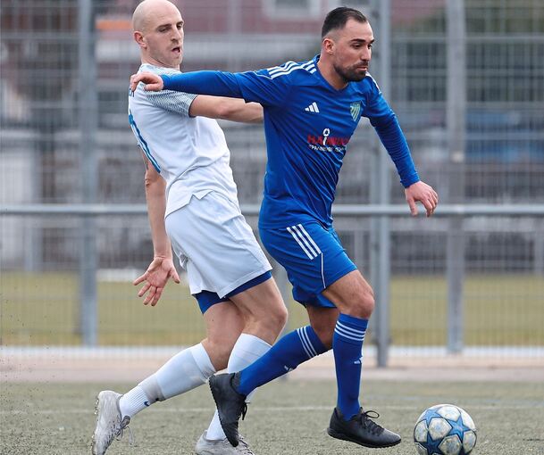 Die Aldinger um Jan Hegener (links) schlagen Burak Yalmans FC Marbach deutlich mit 4:0.