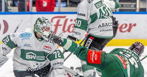 Unglücklicher Auftritt in Rosenheim: Steelers-Goalie Florian Mnich, der hier fast von Charlie Saraults Schlittschuh erwischt wird.