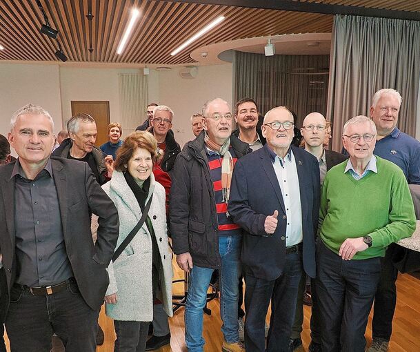 Gespanntes Warten auf das Ergebnis des Bürgerentscheids im Wasserschloss. Links Bürgermeister Holger Albrich.