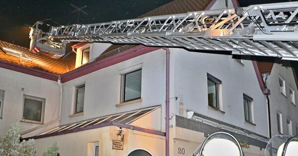 Flammen-Rauch-Einsatzkr-fte-Feuerwehreinsatz-in-Ditzingen