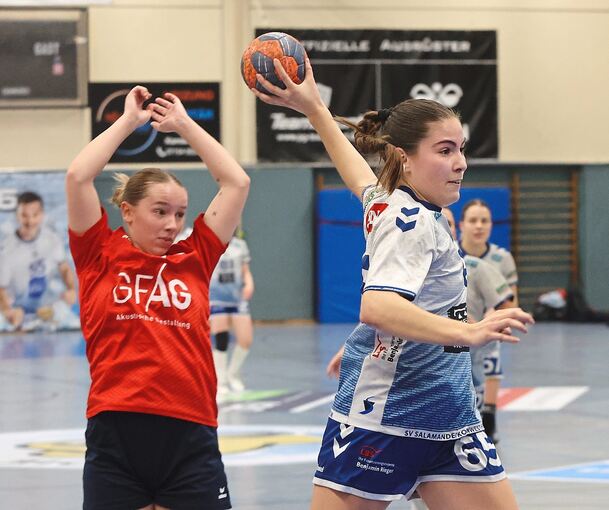 Setzt sich durch: Kornwestheims Anna Wittauer (rechts) fliegt an Lillian Roith vorbei.