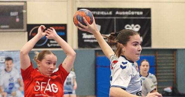 Setzt sich durch: Kornwestheims Anna Wittauer (rechts) fliegt an Lillian Roith vorbei.