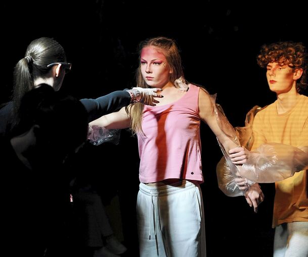 Schülerinnen und Schüler zeigten einen aus tänzerischen Szenen bestehenden Rundgang durch verschiedene Klassenräume.