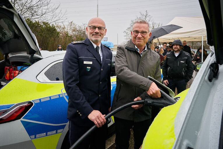 Polizei testet E-Autos auf Autobahnen und Ladesäule