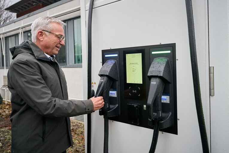 Polizei testet E-Autos auf Autobahnen und Ladesäule