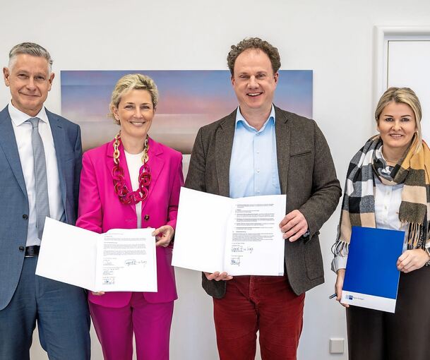 Kooperationsvertrag unterschrieben: Jürgen Schindler (Stadt Ludwigsburg, von links), Sigrid Zimmerling (Leitende Geschäftsführerin der IHK-Bezirkskammer Ludwigsburg), Matthias Knecht (Oberbürgermeister) und Nicole Ackermann (Kreishandwerkerschaft Lud