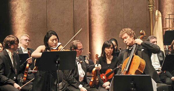 Dominanten Solostimmen: Anna Im und Kirill Rodin beim Konzert mit den Stuttgarter Philharmonkern im Forum.