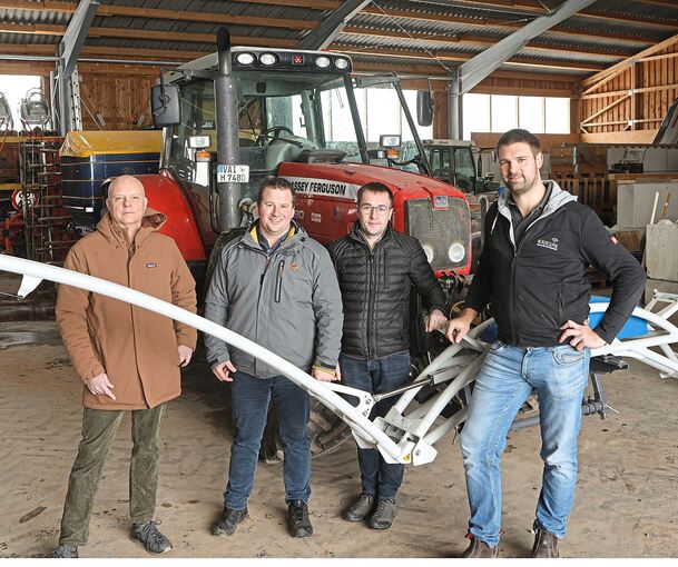 Der Gündelbacher Landwirt Christian Hangstörfer (rechts) zeigt das Lenksystem an einem seiner Traktoren. Die beiden stellvertretenden Bauernverbandsvorsitzenden (von rechts) Michael Kinzinger und Florian Petschl appellieren an die Landwirte, sich mit
