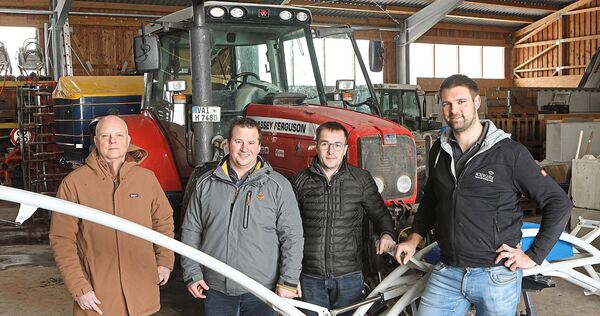 Der Gündelbacher Landwirt Christian Hangstörfer (rechts) zeigt das Lenksystem an einem seiner Traktoren. Die beiden stellvertretenden Bauernverbandsvorsitzenden (von rechts) Michael Kinzinger und Florian Petschl appellieren an die Landwirte, sich mit