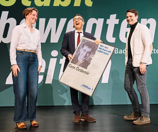 Kinder, wie die Zeit vergeht: Die Kreisvorstandsmitglieder Amelie Kalt und Lars Schweizer (rechts) überreichen Cem Özdemir auf dem Parteitag im Forum im Dezember ein Wahlplakat aus dem Jahr 1994.