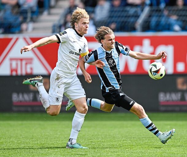 Nicklas Shipnoski (rechts), hier im Drittliga-Spiel im Zweikampf mit Jesper Verlaat vom TSV 1860 München, stürmt künftig für den SGV Freiberg.