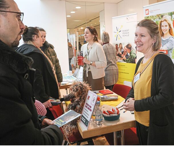 Über einen Mangel an Besuchern können sich die Firmenvertreter an den Info-Ständen nicht beklagen.