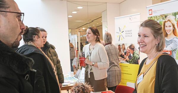 Über einen Mangel an Besuchern können sich die Firmenvertreter an den Info-Ständen nicht beklagen.