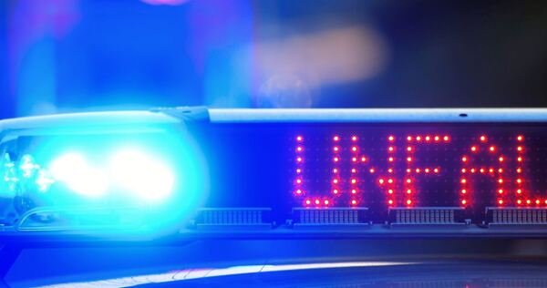 Eine Leuchtschrift am Polizeifahrzeug warnt vor der Unfallstelle.