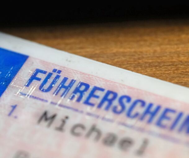Wer einen der ersten EU-Kartenführerscheine aus den Jahren 1999 bis 2001 besitzt, muss ihn jetzt umtauschen.