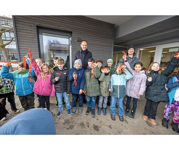Begeistert haben die Grundschüler zusammen mit Bürgermeister Thomas Schäfer (hinten links) und Hortleiter Matthias Euchner das Band durchtrennt.