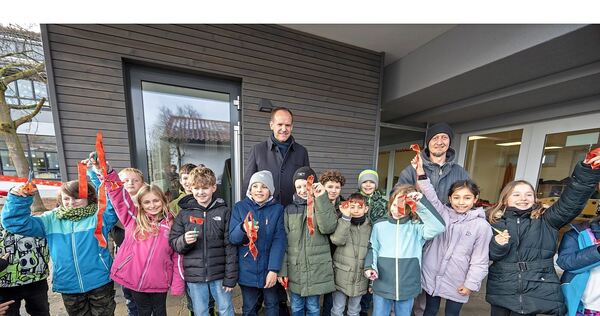 Begeistert haben die Grundschüler zusammen mit Bürgermeister Thomas Schäfer (hinten links) und Hortleiter Matthias Euchner das Band durchtrennt.