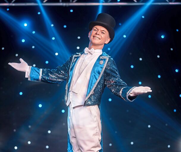 Circus-Conférencier Sascha Thanner führt durch das Programm der Dinnershow „Reithaus Royale“.