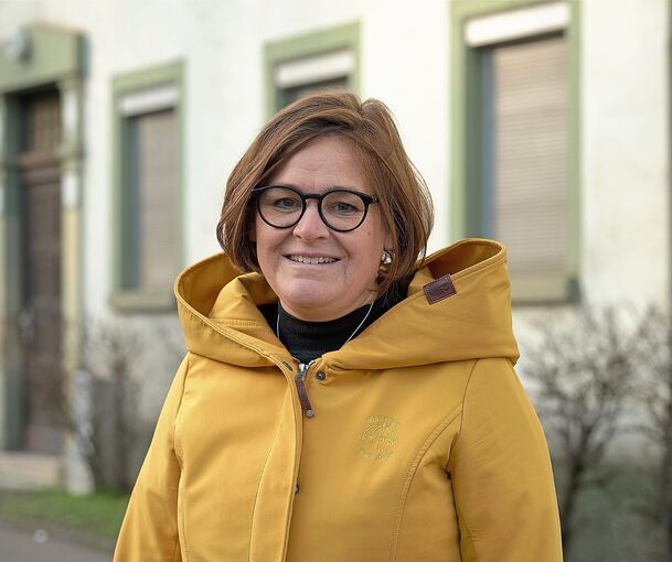 Die Grünen-Politikerin Silke Gericke gehört seit 2021 dem Landtag an und kandidiert erneut. Das Foto zeigt sie vor dem ehemaligen Kurhotel in Hoheneck, das saniert werden soll.