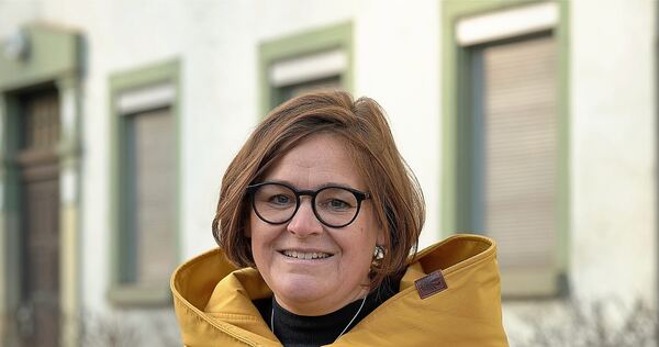 Die Grünen-Politikerin Silke Gericke gehört seit 2021 dem Landtag an und kandidiert erneut. Das Foto zeigt sie vor dem ehemaligen Kurhotel in Hoheneck, das saniert werden soll.