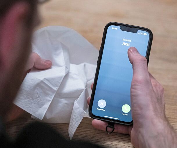 Anruf beim Arzt in verschnupftem, krankem Zustand: Der Bundeskanzler findet, die Deutschen sind zu oft krank - was laut Friedrich Merz auch an der telefonischen Krankschreibung liegt. Dem widerspricht die AOK.