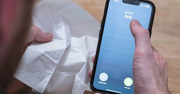 Anruf beim Arzt in verschnupftem, krankem Zustand: Der Bundeskanzler findet, die Deutschen sind zu oft krank - was laut Friedrich Merz auch an der telefonischen Krankschreibung liegt. Dem widerspricht die AOK.