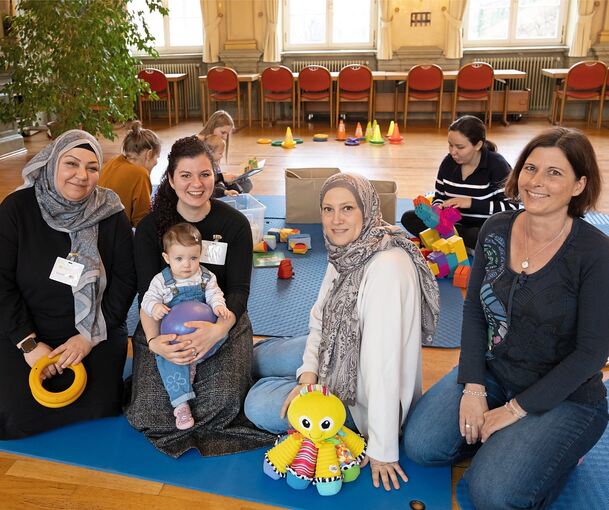 Gamze Günay, Vanessa Ay mit Elif, Selma Ay und Eva Belzner (v.l.) freuen sich, dass ihr Eltern-Kind-Café so gut angenommen wird.
