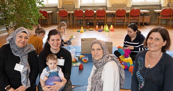 Gamze Günay, Vanessa Ay mit Elif, Selma Ay und Eva Belzner (v.l.) freuen sich, dass ihr Eltern-Kind-Café so gut angenommen wird.
