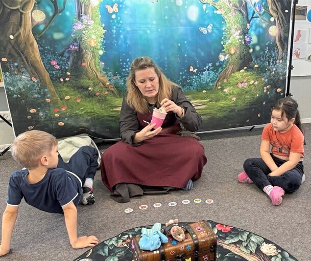 Märchenerzählerin Stefanie Keller mit ihren beiden Schützlingen Miron und Alessia.