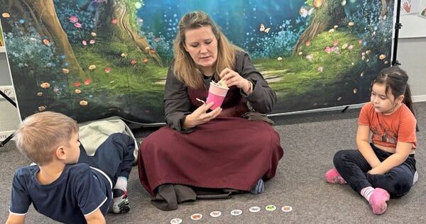 Märchenerzählerin Stefanie Keller mit ihren beiden Schützlingen Miron und Alessia.