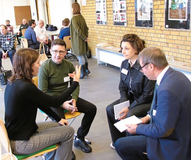 Politische Runde: Konrad Epple (rechts), Sandra Detzer und Nikolaos Boutakoglou im Gespräch.