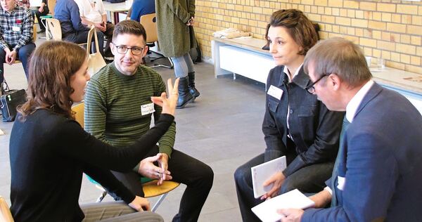 Politische Runde: Konrad Epple (rechts), Sandra Detzer und Nikolaos Boutakoglou im Gespräch.