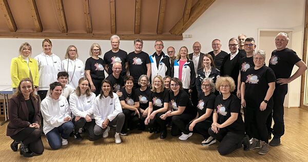 Bürgermeisterin Sabrina Lee (vorne links knieend) würdigte die Leistung der Sportler und dankte den Blutspendern für ihr Engagement.