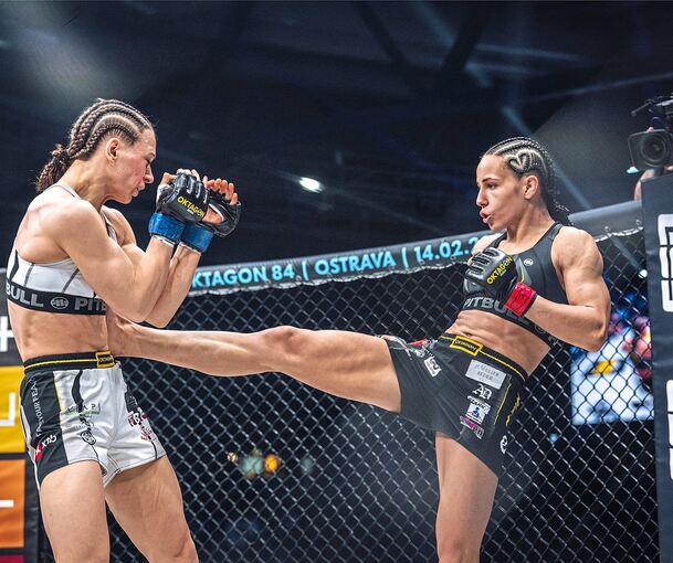 Publikumsliebling in Aktion: Alina Dalaslan (rechts), Kampfname „Iron Fist“, verpasst der Polin Karolina Sobek einen Tritt.